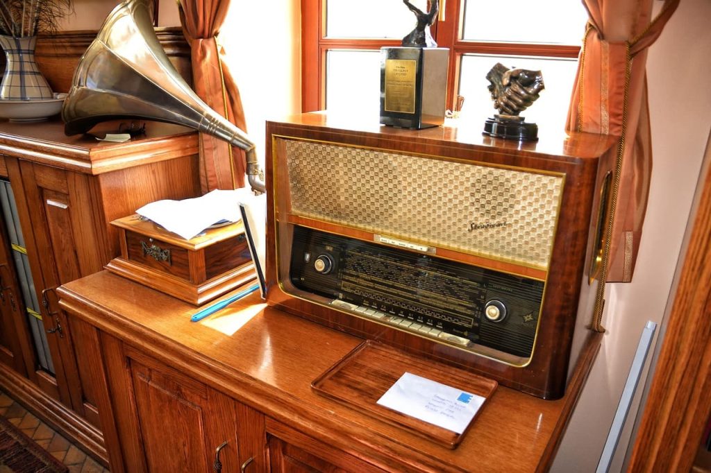 old radio 1663517 1280